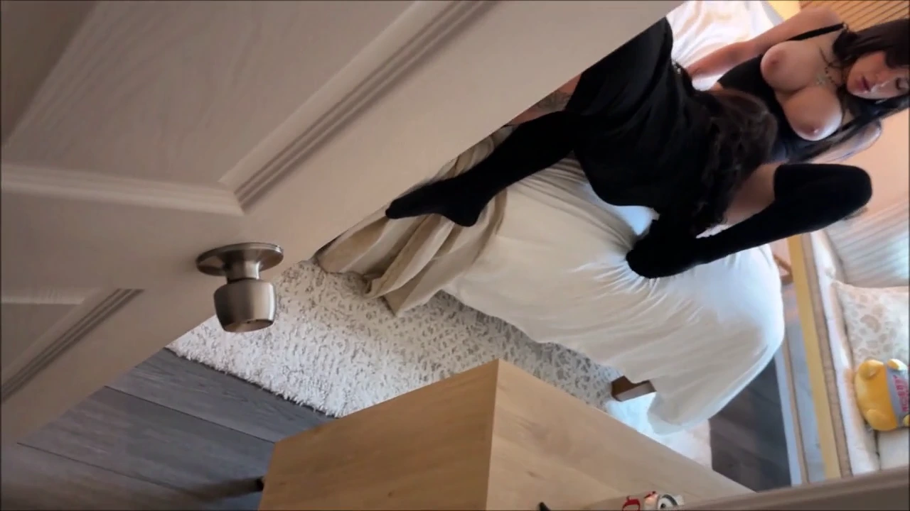 我继妹的哥特女友现在被各种可疑的选择搞得手足无措。等她的行为发展到沸点时,我们就开始在家庭治疗中和她对峙——亚历克斯·亚当斯(Alex Adams)那勾魂摄魄的角色扮演剧情让人欲罢不能。